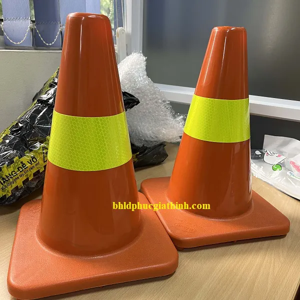 Cọc tiêu giao thông cao 30cm GT.30B có dạ quang màu vàng