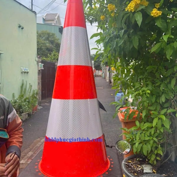 Cọc tiêu giao thông nhựa dẻo PVC đế cao su đen cao 75cm nặng 5kg