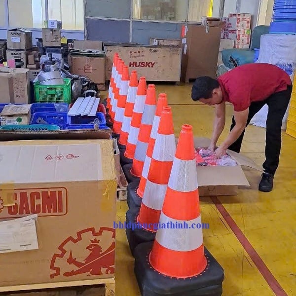 Cọc tiêu giao thông nhựa dẻo PVC đế cao su đen cao 75cm nặng 5kg