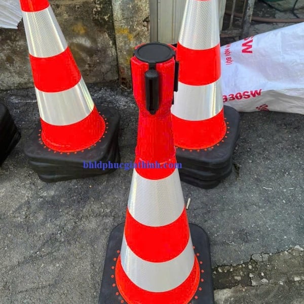 Cọc tiêu giao thông nhựa dẻo PVC đế cao su đen cao 75cm nặng 5kg