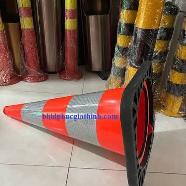 Cọc tiêu giao thông nhựa dẻo PVC đế cao su đen cao 75cm nặng 5kg