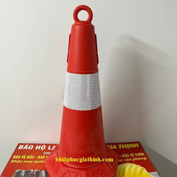 Cọc tiêu giao thông hình chóp nón màu đỏ phản quang trắng cao 70cm