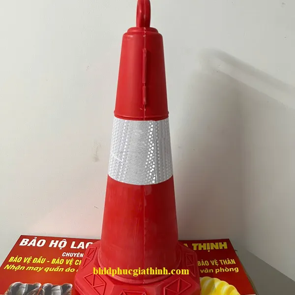 Cọc tiêu giao thông hình chóp nón màu đỏ phản quang trắng cao 70cm