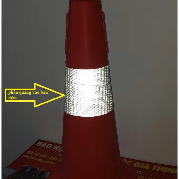 Cọc tiêu giao thông hình chóp nón màu đỏ phản quang trắng cao 70cm