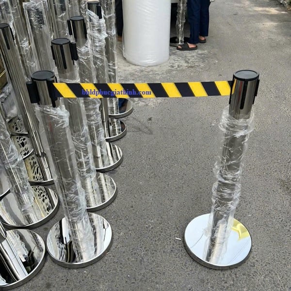 Cột chắn inox dây kéo 3m phân luồng lối đi