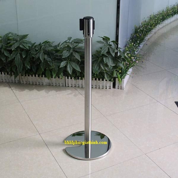 Cột chắn inox đầu dây kéo 2m đế sắt chữ U đường kính 320mm