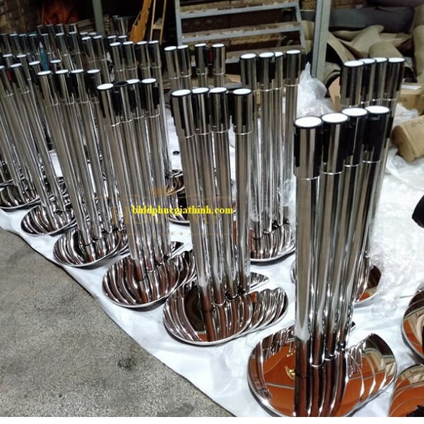 Cột chắn inox đầu dây kéo 3m đế sắt chữ U đường kính 320mm