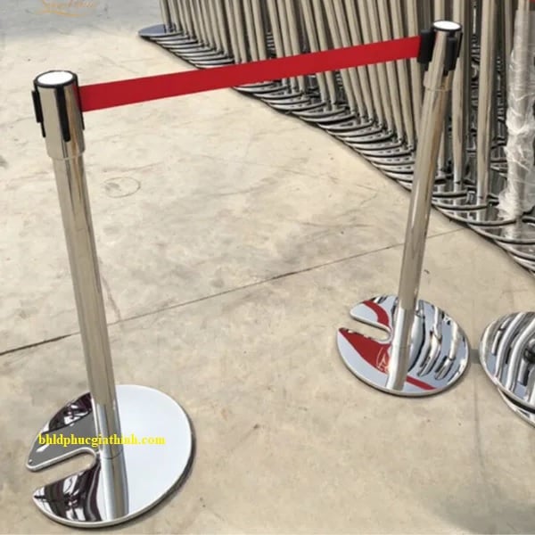 Cột chắn inox đầu dây kéo 3m đế sắt chữ U đường kính 320mm