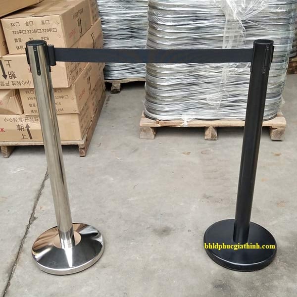 Cột chắn Inox sơn tĩnh điện màu đen đầu dây kéo 3m