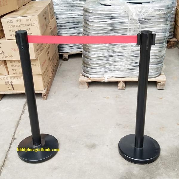 Cột chắn Inox sơn tĩnh điện màu đen đầu dây kéo 3m