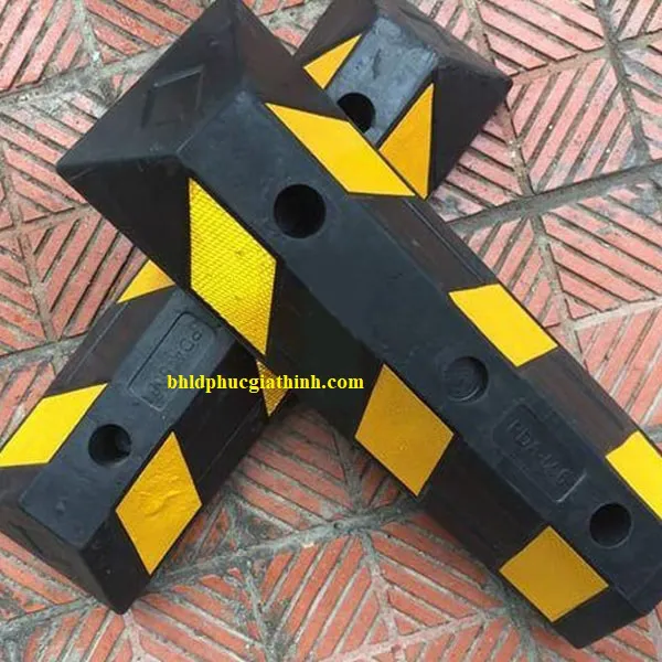 Chặn bánh xe cao su có phản quang kích thước 550*150*100mm