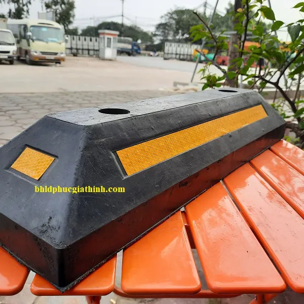 Chặn bánh xe cao su có phản quang 4 mặt kích thước 550*150*100mm