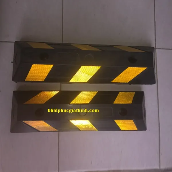 Chặn bánh xe cao su có phản quang kích thước 550*150*100mm