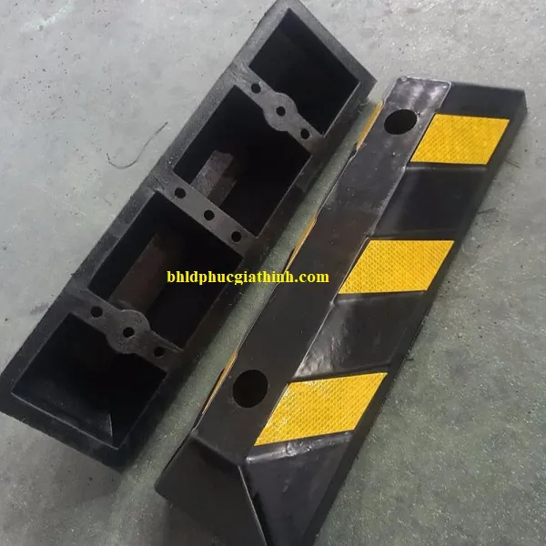 Chặn bánh xe cao su có phản quang kích thước 550*150*100mm
