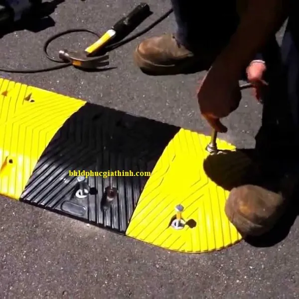 Đầu gờ giảm tốc cao su Cao 5cm Dài 17cm Rộng 35cm