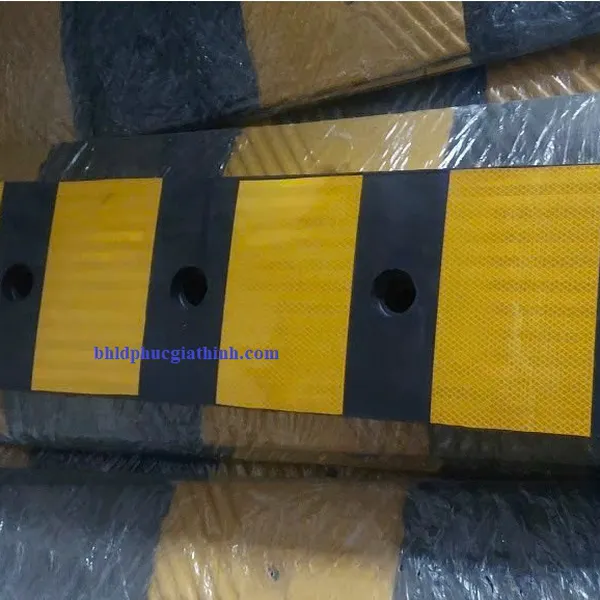 Đệm cao su chống va đập giảm chấn có phản quang kích thước 1000x200x100mm