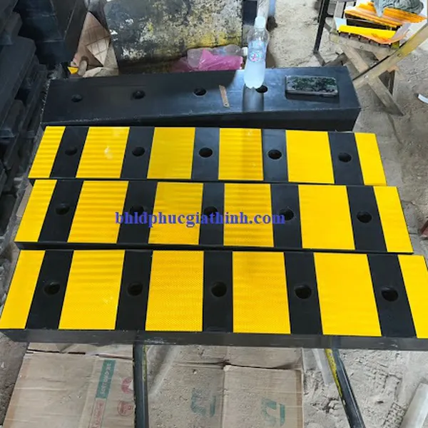 Đệm cao su chống va đập giảm chấn có phản quang kích thước 1000x200x100mm