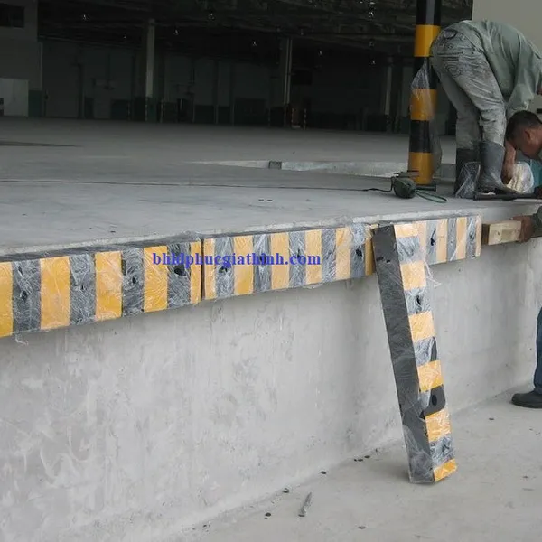 Đệm cao su chống va đập giảm chấn có phản quang kích thước 1000x200x100mm