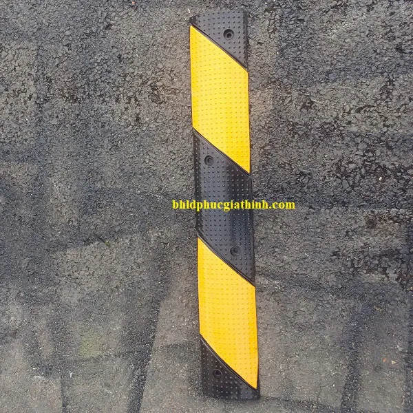 Gờ cao su giảm tốc kích thước L1000 x W150 x H30mm có 1 rãnh luồn dây cáp điện