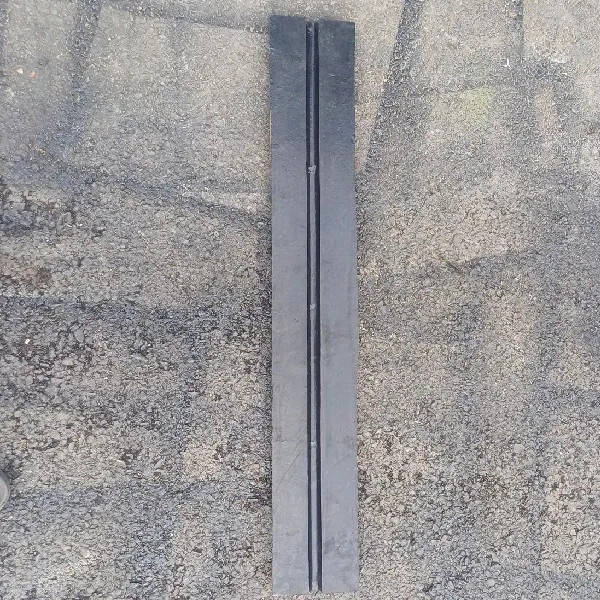 Gờ cao su giảm tốc kích thước L1000 x W150 x H30mm có 1 rãnh luồn dây cáp điện