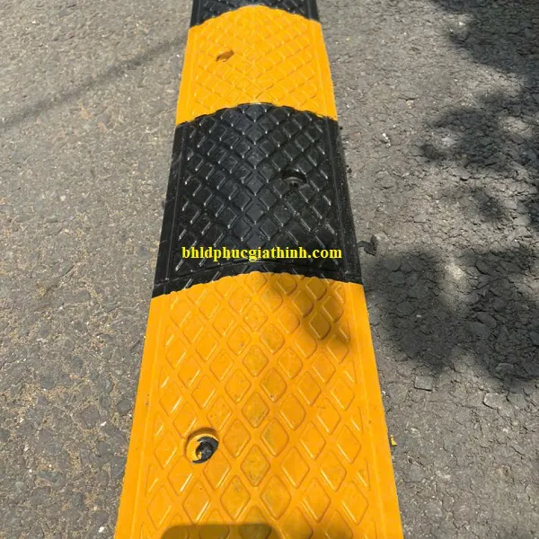 Gờ giảm tốc cao su kích thước L1000 x W200 x H35mm có 1 rãnh luồn dây cáp điện