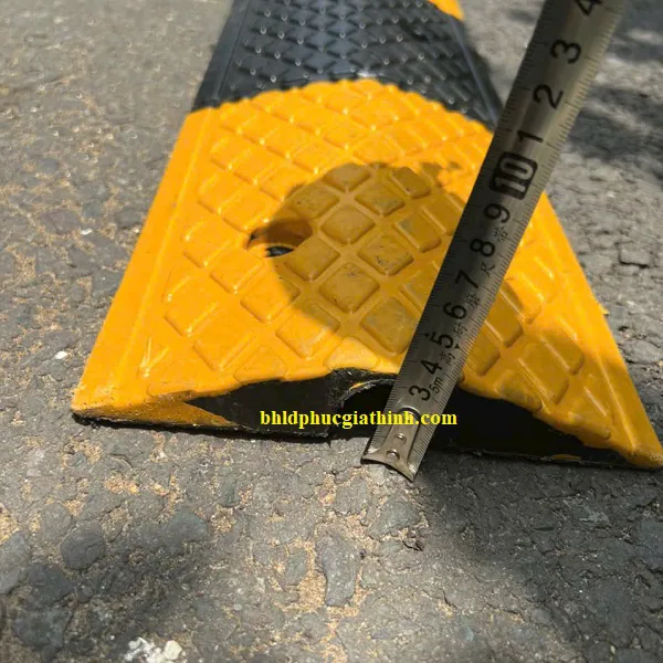 Gờ giảm tốc cao su kích thước L1000 x W200 x H35mm có 1 rãnh luồn dây cáp điện