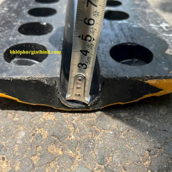 Gờ giảm tốc cao su kích thước L1000 x W200 x H35mm có 1 rãnh luồn dây cáp điện