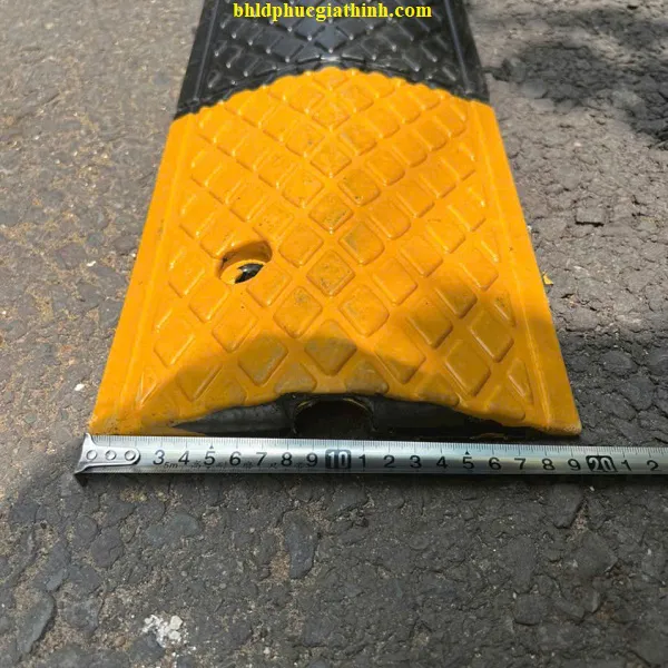 Gờ giảm tốc cao su kích thước L1000 x W200 x H35mm có 1 rãnh luồn dây cáp điện