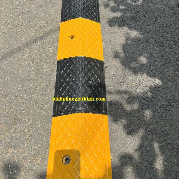 Gờ giảm tốc cao su kích thước L1000 x W200 x H35mm có 1 rãnh luồn dây cáp điện