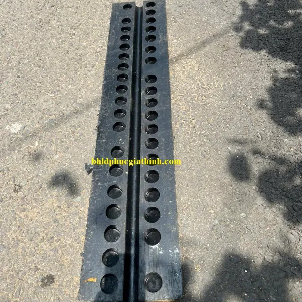 Gờ giảm tốc cao su kích thước L1000 x W200 x H35mm có 1 rãnh luồn dây cáp điện