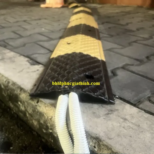 Gờ giảm tốc cao su kích thước L1000 x W200 x H35mm có 1 rãnh luồn dây cáp điện