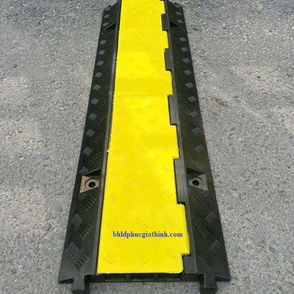 Gờ giảm tốc cao su chịu lực có 3 rãnh luồn dây cáp điện kích thước L1000 x W300 x H50mm