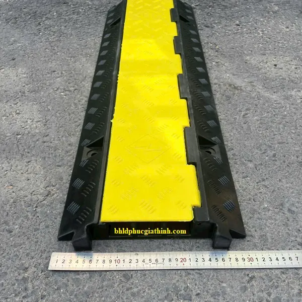 Gờ giảm tốc cao su chịu lực có 3 rãnh luồn dây cáp điện kích thước L1000 x W300 x H50mm