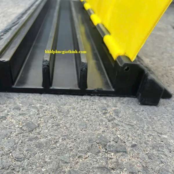 Gờ giảm tốc cao su chịu lực có 3 rãnh luồn dây cáp điện kích thước L1000 x W300 x H50mm
