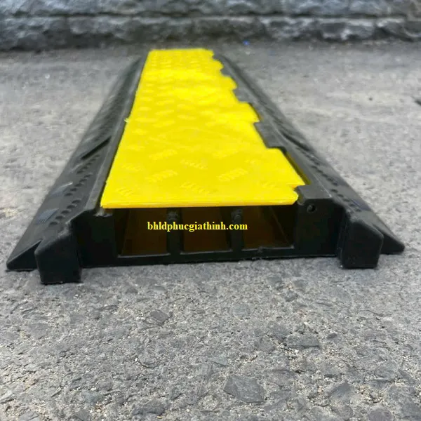 Gờ giảm tốc cao su chịu lực có 3 rãnh luồn dây cáp điện kích thước L1000 x W300 x H50mm