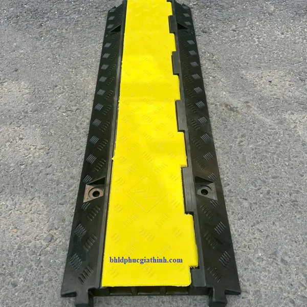 Gờ giảm tốc cao su chịu lực có 3 rãnh luồn dây cáp điện kích thước L1000 x W300 x H50mm