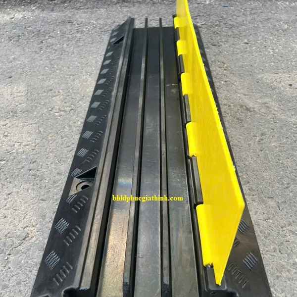 Gờ giảm tốc cao su chịu lực có 3 rãnh luồn dây cáp điện kích thước L1000 x W300 x H50mm