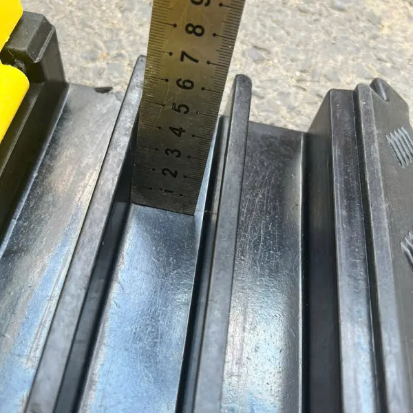 Gờ giảm tốc cao su chịu lực có 3 rãnh luồn dây cáp điện kích thước L1000 x W300 x H50mm