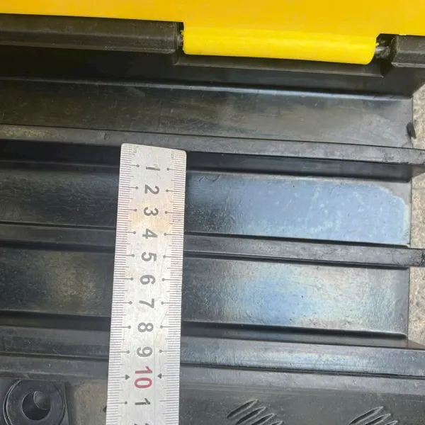 Gờ giảm tốc cao su chịu lực có 3 rãnh luồn dây cáp điện kích thước L1000 x W300 x H50mm
