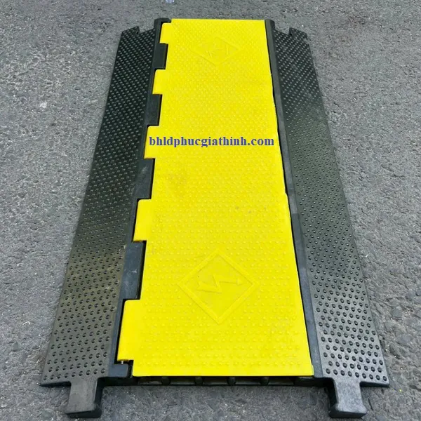 Gờ giảm tốc cao su có 5 rãnh luồn dây cáp điện kích thước L900 x W500 x H50mm