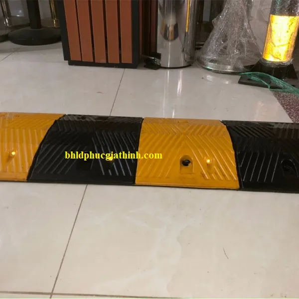 Gờ giảm tốc cao su có mắt mèo phản quang dài 100 (cm) x rộng 35 (cm) x cao 5 (cm)