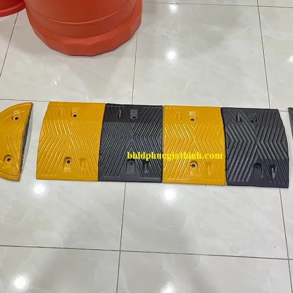 Gờ giảm tốc cao su có mắt mèo phản quang dài 100 (cm) x rộng 35 (cm) x cao 5 (cm)