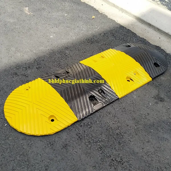 Gờ giảm tốc cao su có mắt mèo phản quang dài 50 (cm) x rộng 35 (cm) x cao 5 (cm)