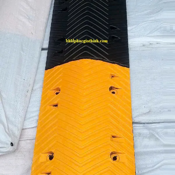Gờ giảm tốc cao su chịu lực kích thước L1000 x W300 x H30mm