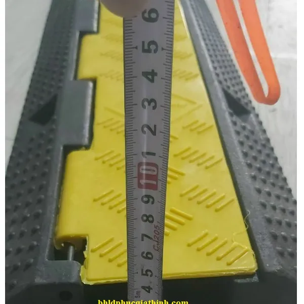 Gờ cao su giảm tốc luồn dây điện 2 đường dây kích thước 1000 x 200 x 50mm