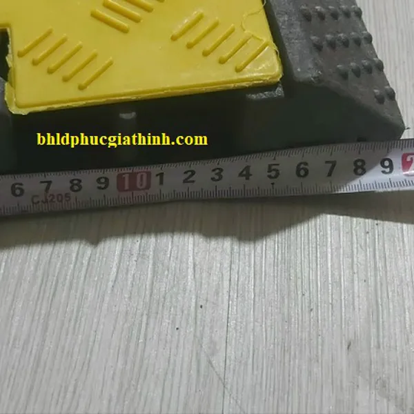 Gờ cao su giảm tốc luồn dây điện 2 đường dây kích thước 1000 x 200 x 50mm