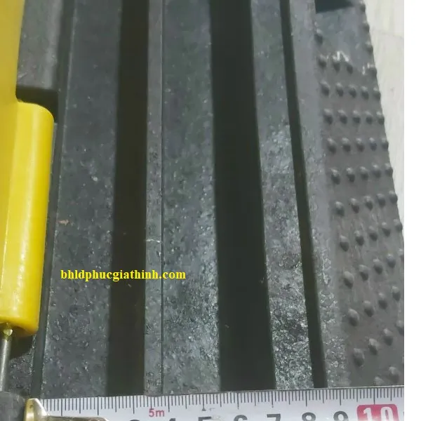 Gờ cao su giảm tốc luồn dây điện 2 đường dây kích thước 1000 x 200 x 50mm