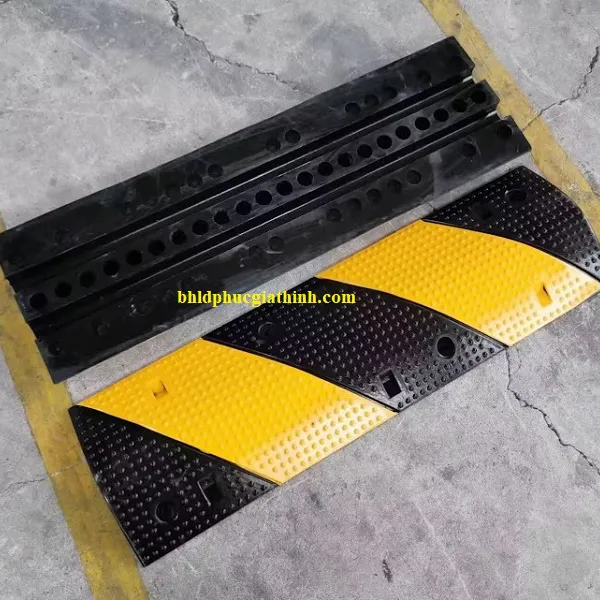 Gờ giảm tốc cao su vàng đen có 2 rãnh luồn cáp điện kích thước Dài 1000 x Rộng 300 x Cao 50mm