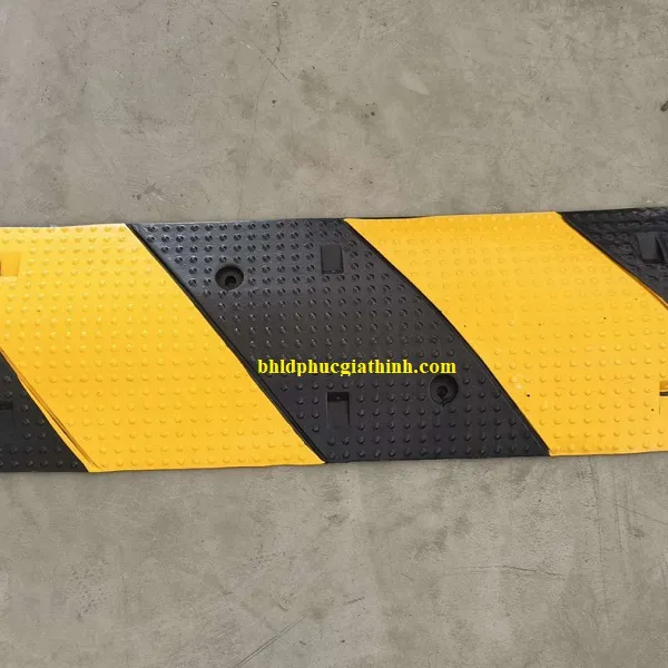 Gờ giảm tốc cao su vàng đen có 2 rãnh luồn cáp điện kích thước Dài 1000 x Rộng 300 x Cao 50mm