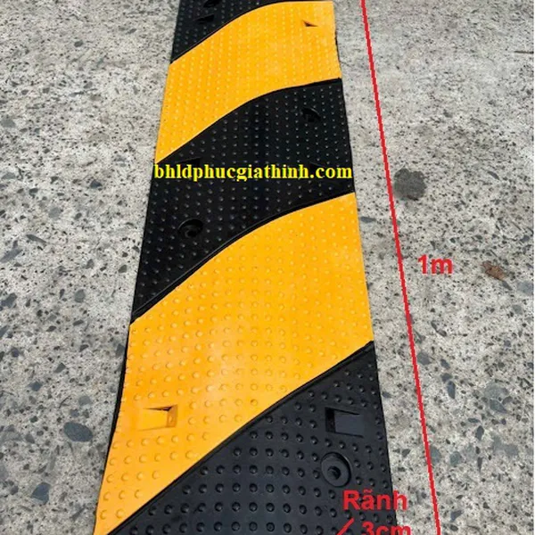 Gờ giảm tốc cao su vàng đen có 2 rãnh luồn cáp điện kích thước Dài 1000 x Rộng 300 x Cao 50mm